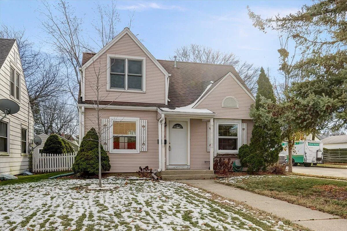 7031 W Lincoln Ave photo 1