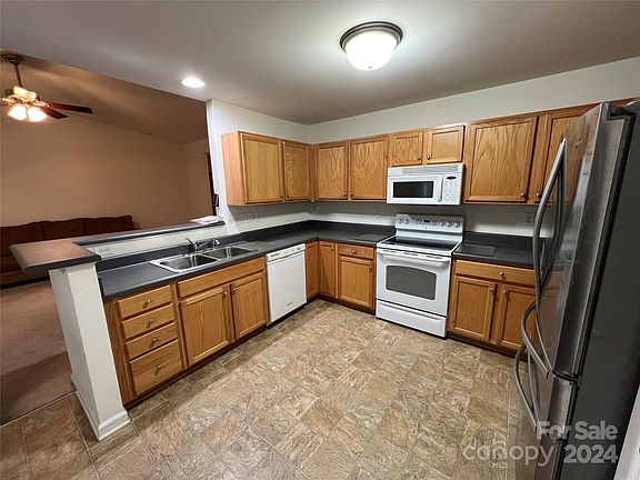 5th image of 132 Crestwood Dr
