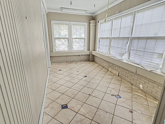 3rd image of 703 11th Ave