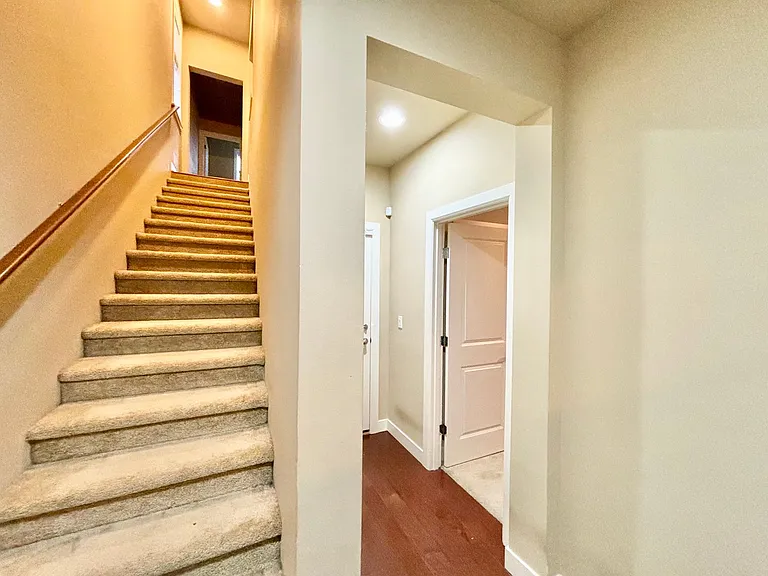 959 3rd Ave NE — Photo 3