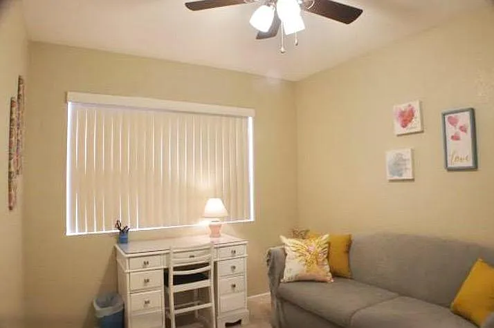 Guest bedroom (pull-out full size bed)