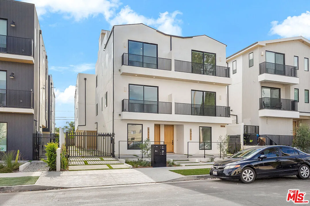 3 bed, 3.0 bath, 1411 sqft, $4,695 — Photo 3