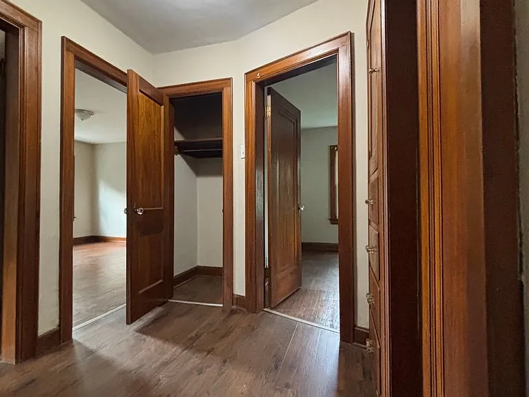 516 Wrexham Ave — Photo 9