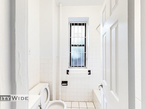 5th image of 158 E 82nd St #1F