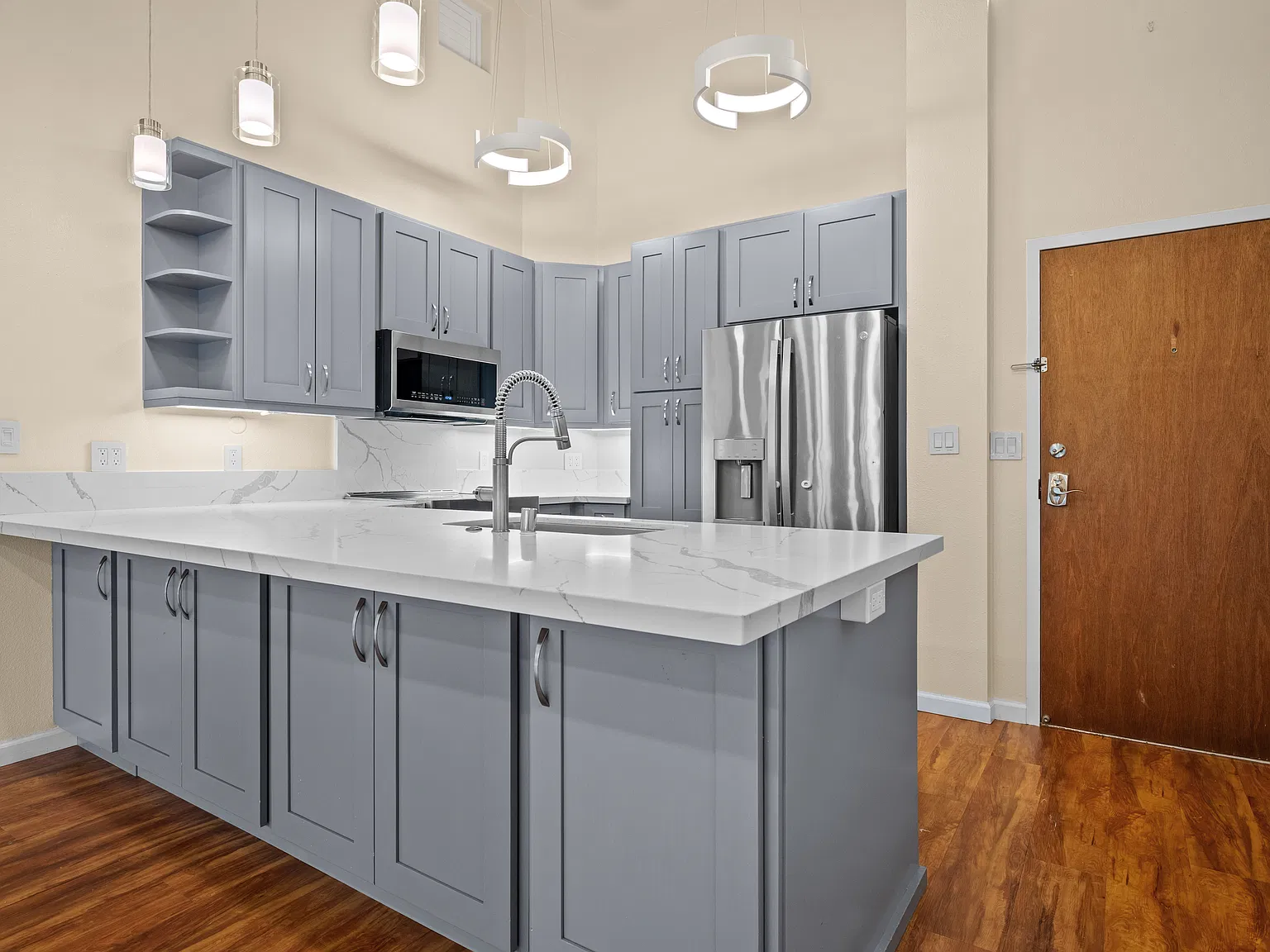 3 bed, 964 sqft, $4,200 — Photo 1