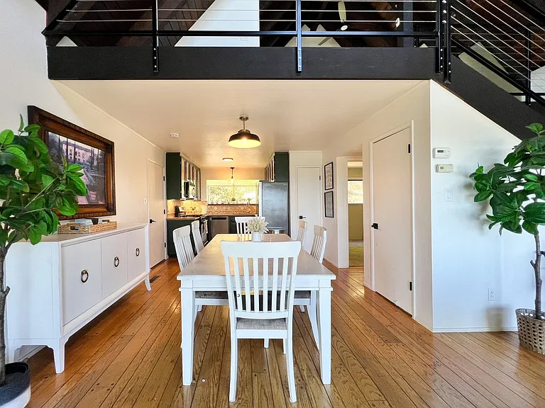 542 E Spring St — Photo 12