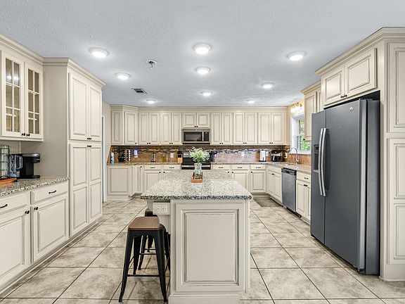 4th image of 320 Indianhead Dr