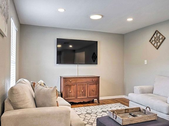 2nd image of 2223 Des Jardines St