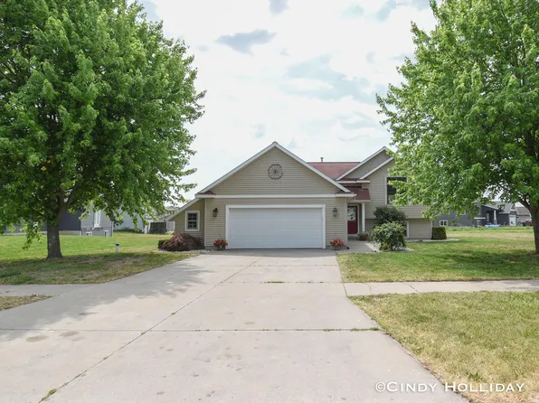 220 Chary View Dr, Kent City, MI 49330