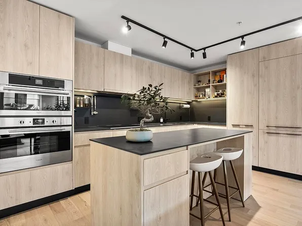 3956 Dumfries St, Vancouver, BC V5N 3S3