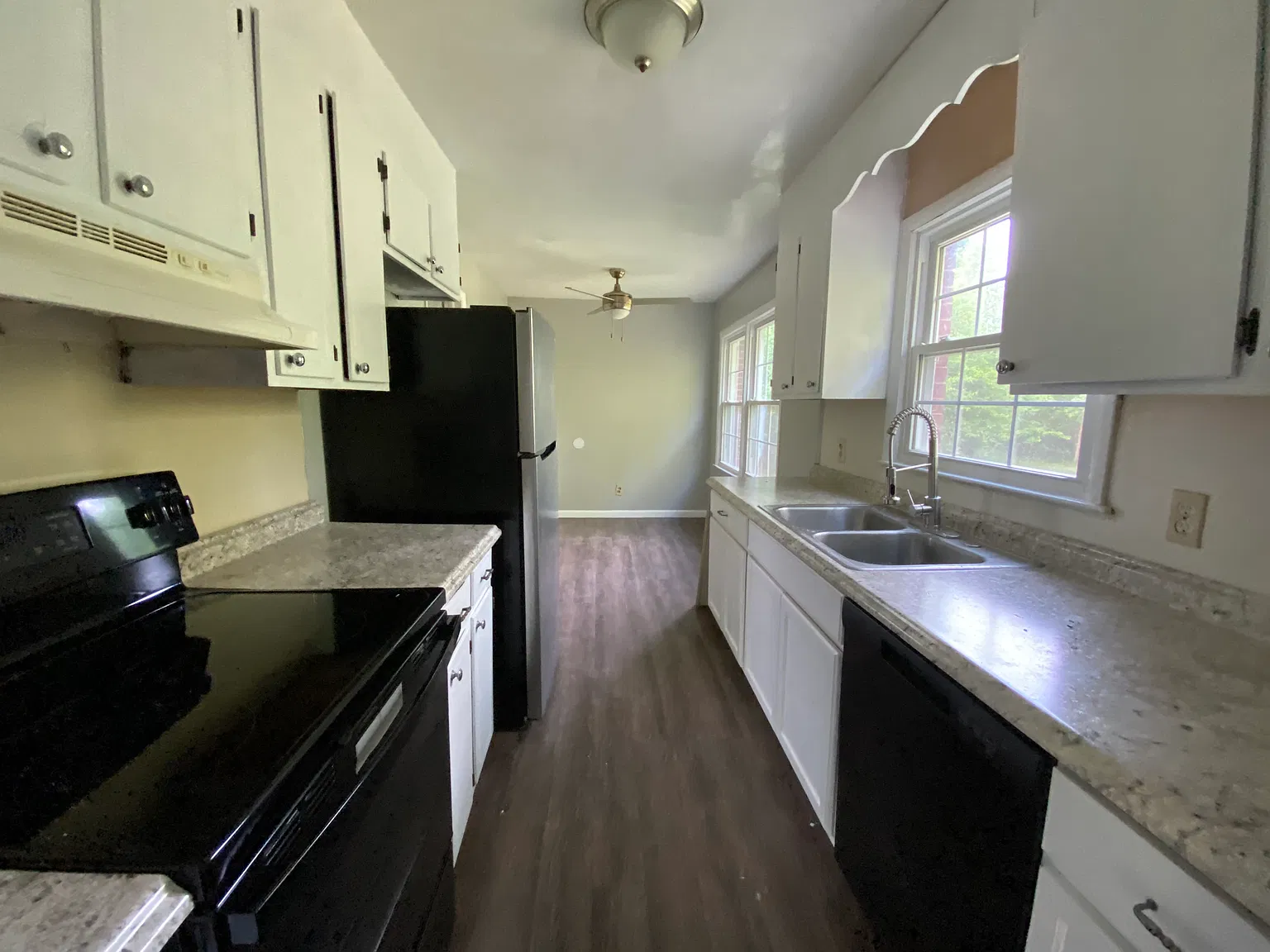 3 bed, 1.5 bath, 1136 sqft, $1,695 — Photo 4