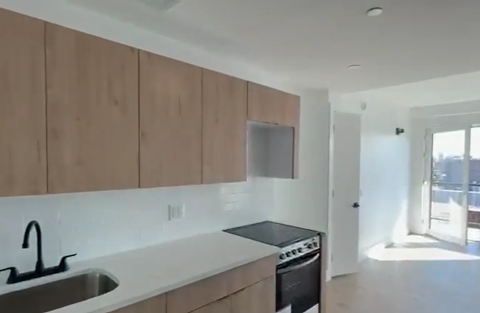 3 bed, 900 sqft, $3,373 — Photo 2