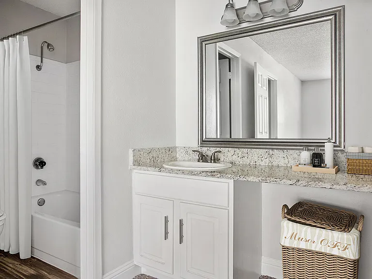 C242530_BristolGrapevine_VS Still_2b2b_Bathroom2_02-2_final