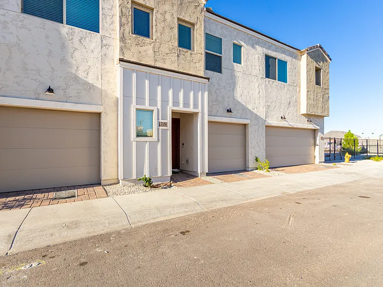 2134 W Harmont Dr — Photo 14