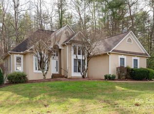 101 Fish Hawk Dr, Hendersonville, NC 28739