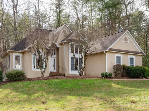 101 Fish Hawk Dr, Hendersonville, NC 28739