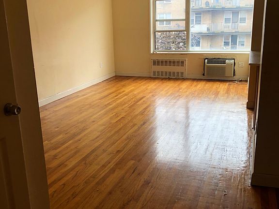 3rd image of 3715 Parsons Blvd APT 6F