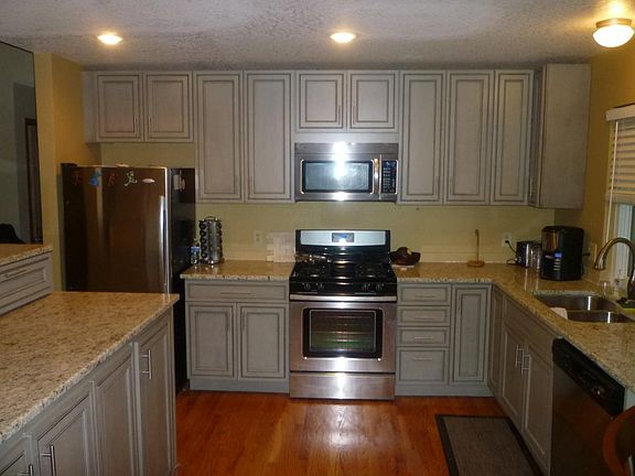 Updated kitchen/stainless steel appliances/new cabinets
