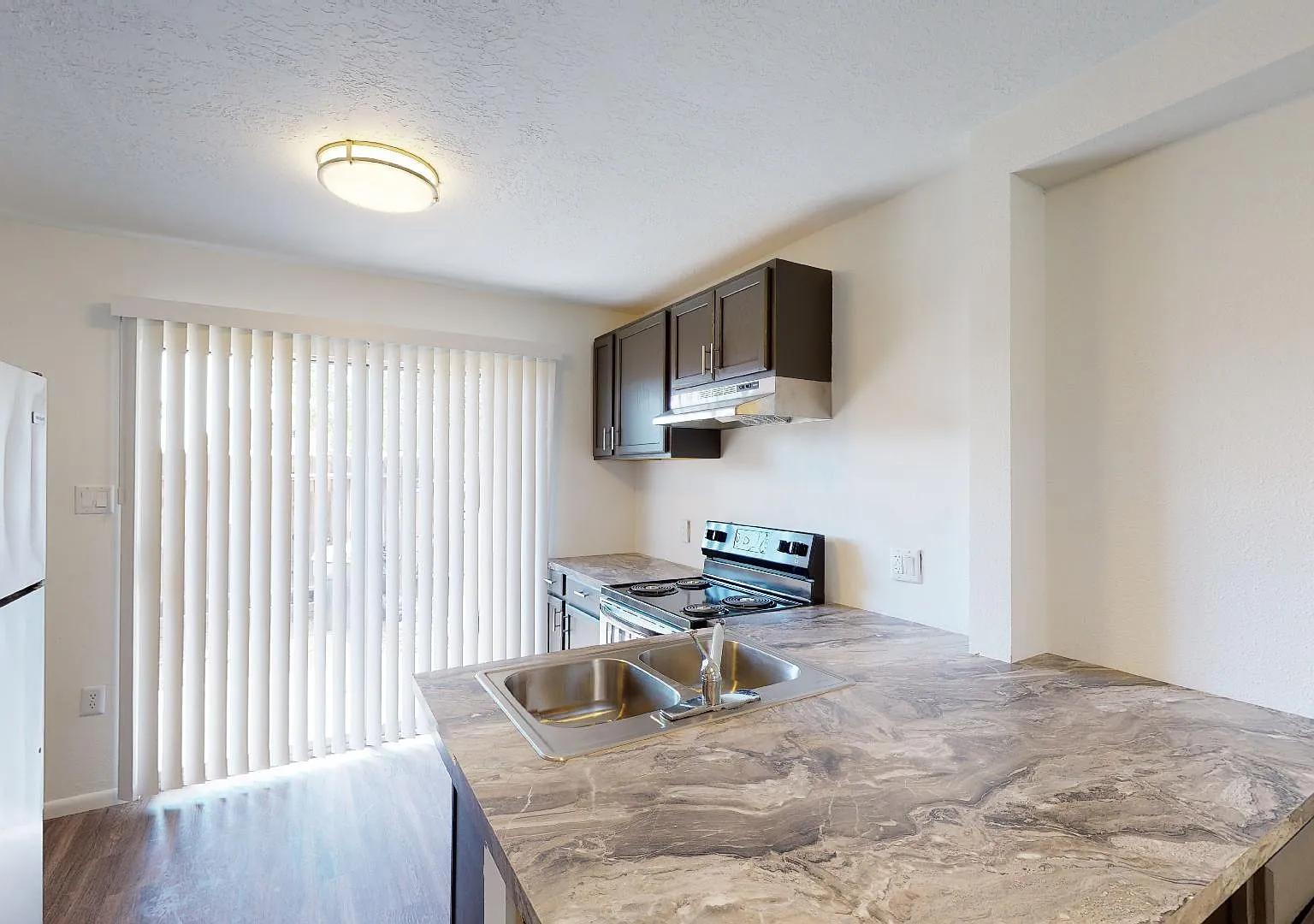 Updated 2 Bedroom Town Home Apt. in the Sawmill District — Photo 4