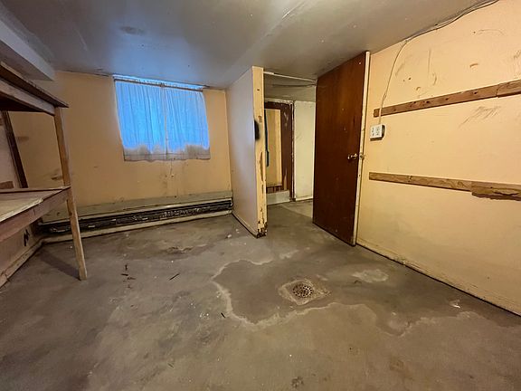 5th image of 157 Waverly St Floor Basement