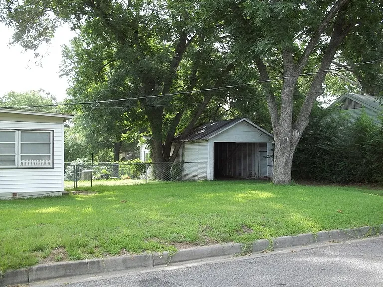 200 Henley Perry Dr — Photo 3