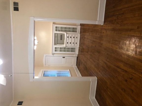 2nd image of 1751 W Catalpa Ave APT 3E