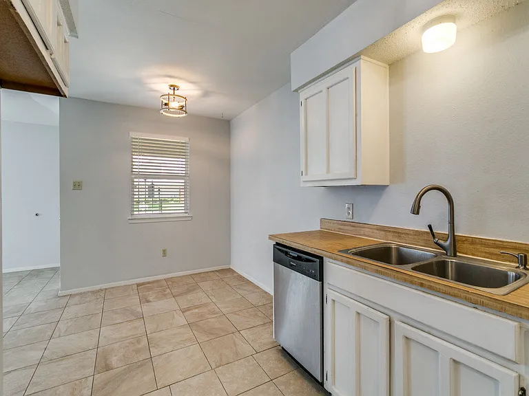 980 Meadow Cir S — Photo 4