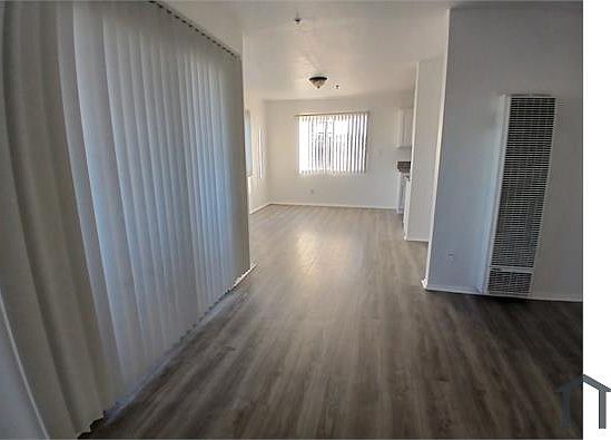 2nd image of 214 E Hyde Park Blvd #2