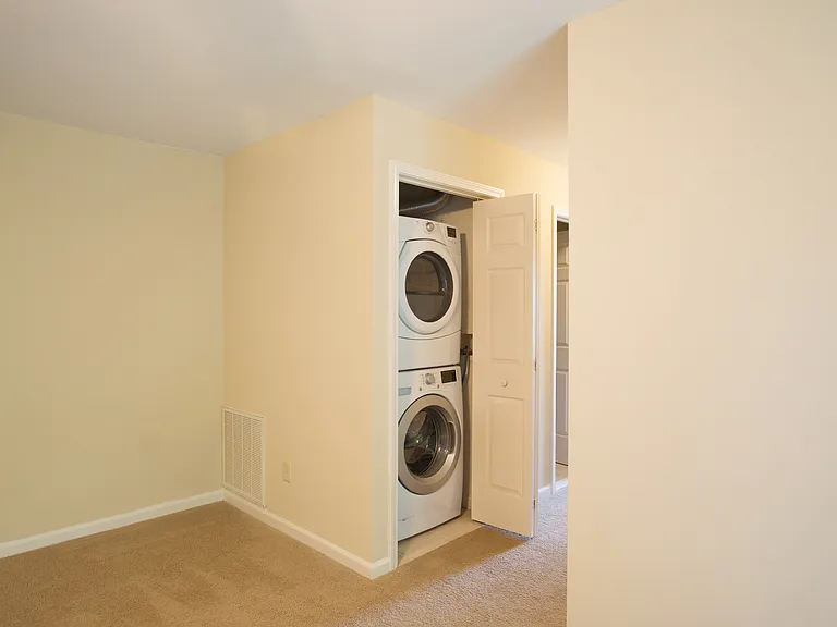 Glenmont Manor — Photo 12