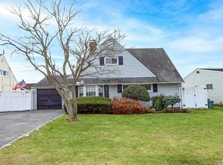 90 Twin Ln N, Wantagh, NY 11793