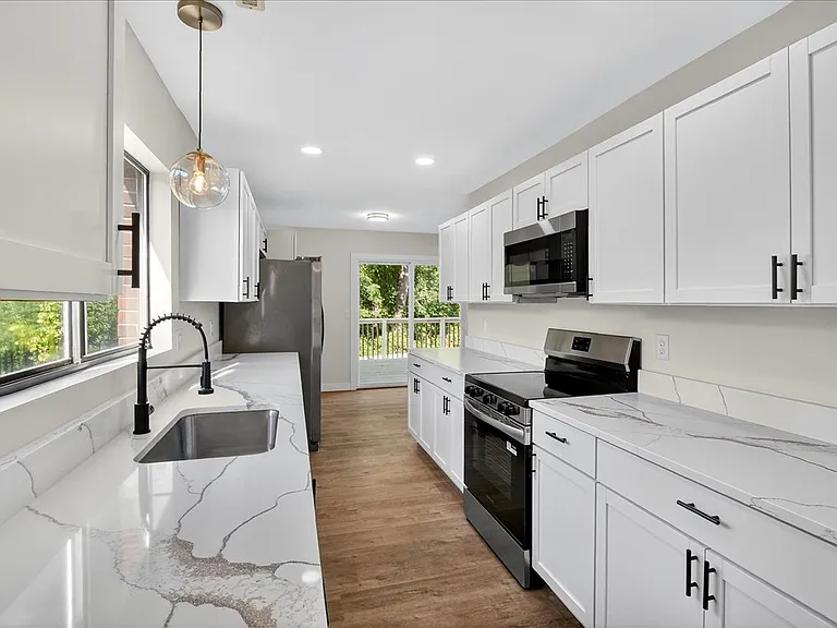 208 Coral Dr — Photo 4