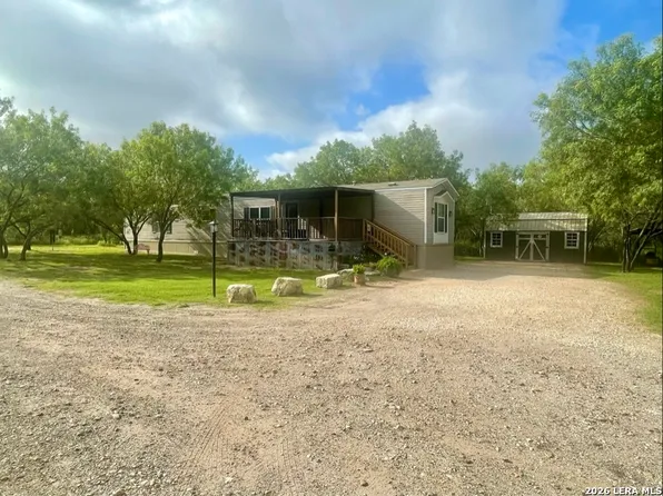 869 & 873 County Road 773, Devine, TX 78016
