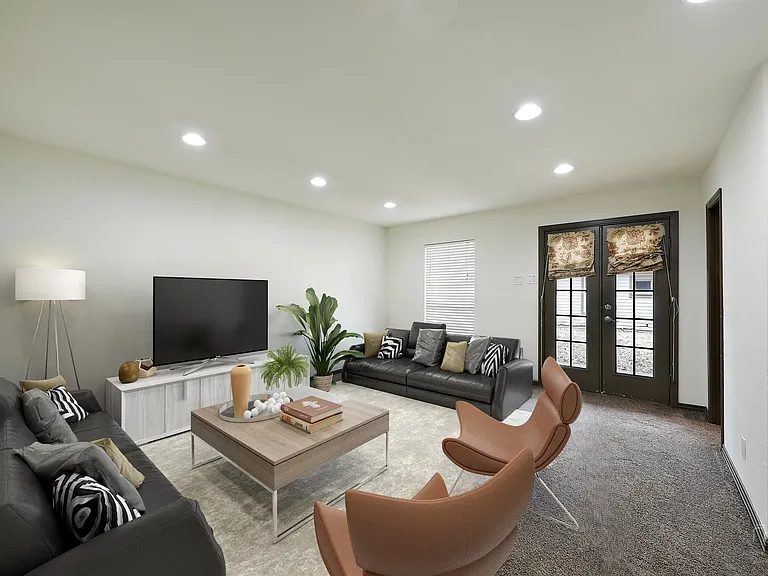 2824 Dyer St — Photo 8
