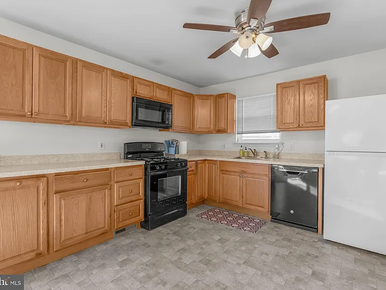413 Beach Ave W #B — Photo 24