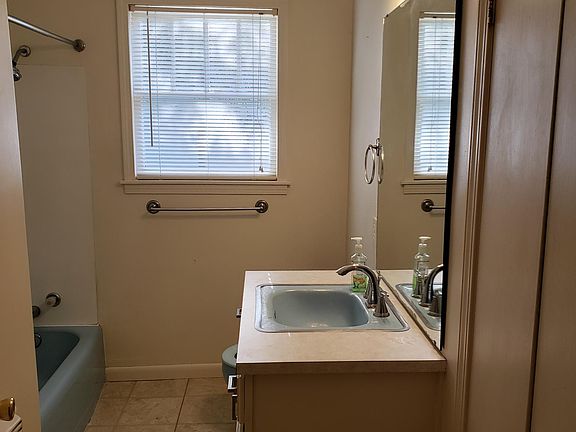 4th image of 806 Live Oak St