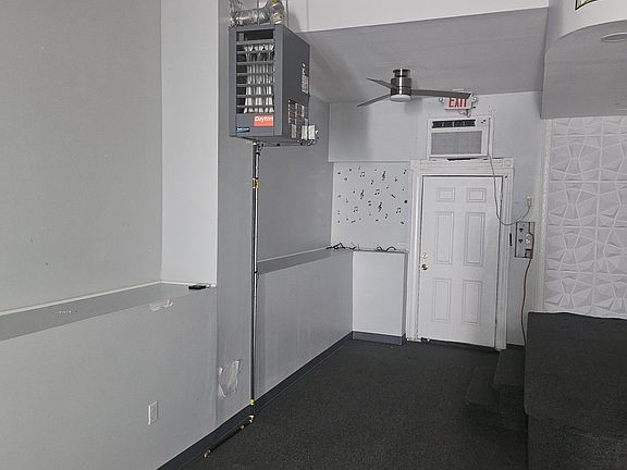 2nd image of 899 Bank St #1