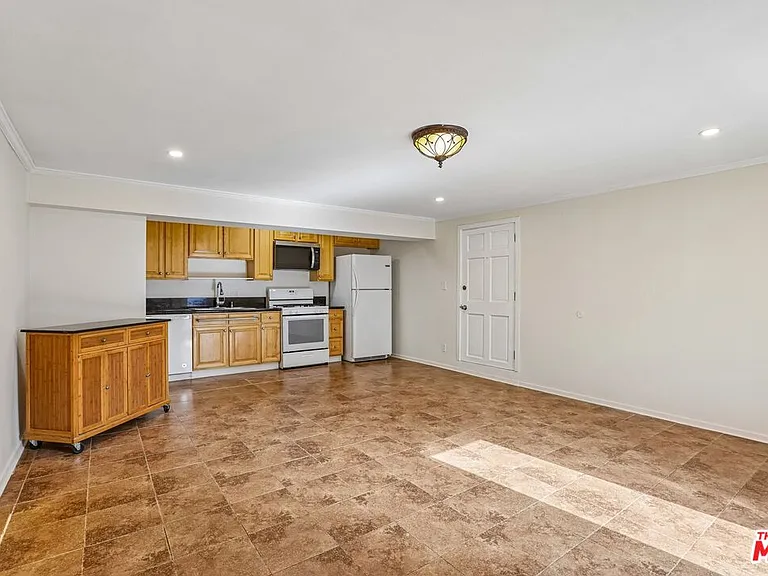 6727 1/2 Orion Ave — Photo 14