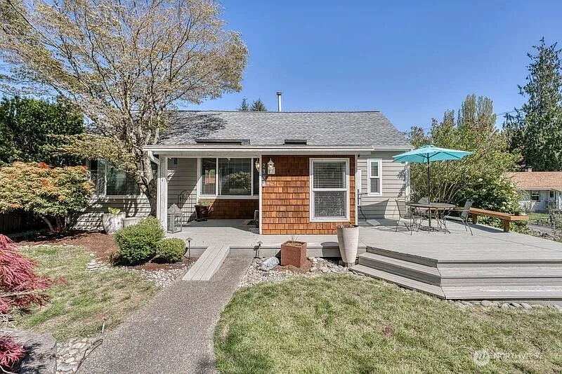 2397 S Flower Avenue photo 1