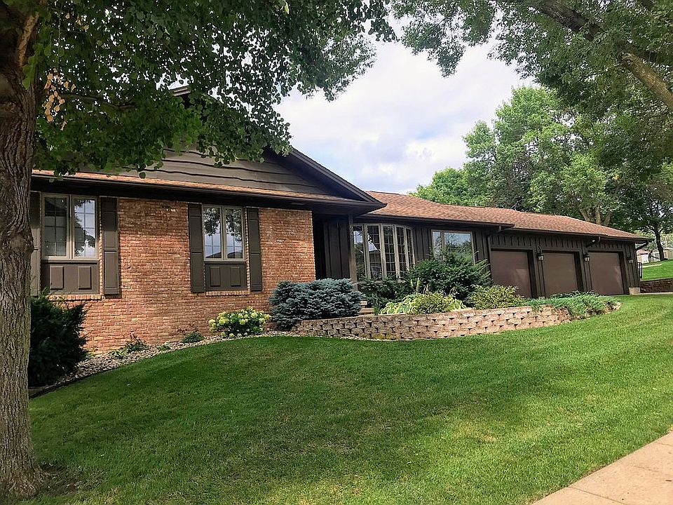 1st image of 623 S Valley Dr