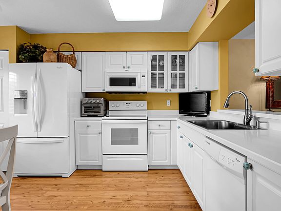 5th image of 5749 Gemstone Court #403