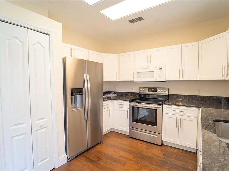 2264 Hillshire Dr — Photo 8