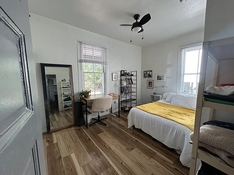 1011 E Elm St — Photo 8