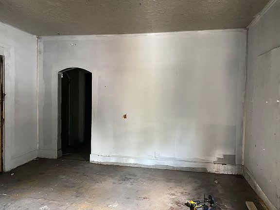 4th image of 639 Warren Ave