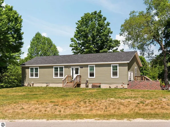 584 Gitchegumee Dr, Buckley, MI 49620