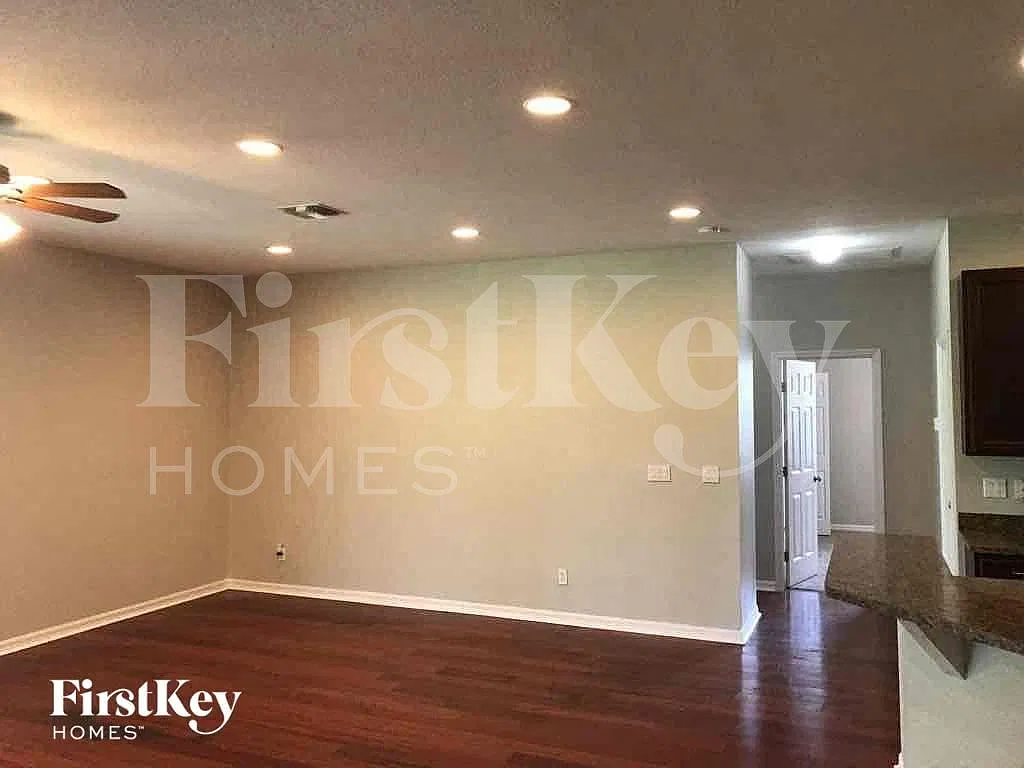 3 bed, 2.0 bath, 2208 sqft, $2,030 — Photo 3