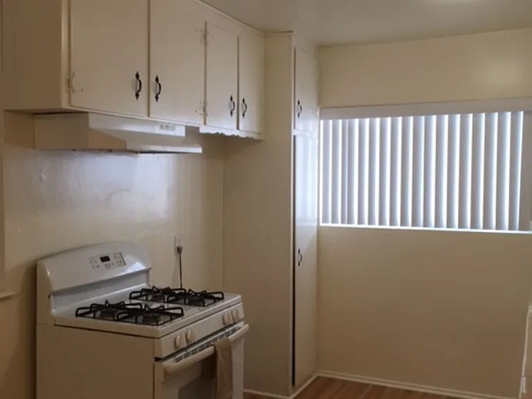 1326 N Columbus Ave — Photo 4
