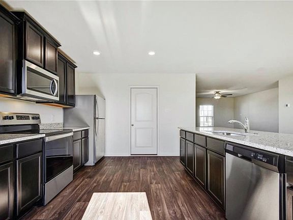 5th image of 120 Maywood Ln