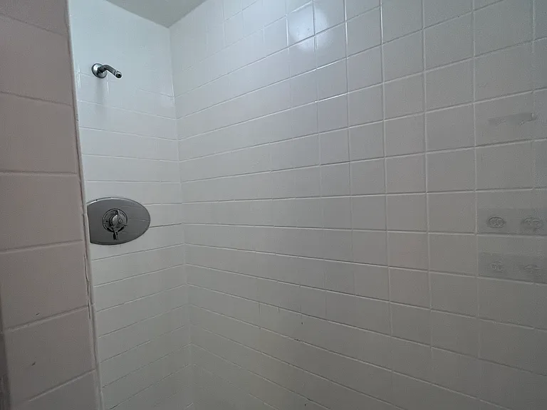 Whites Ave — Photo 10