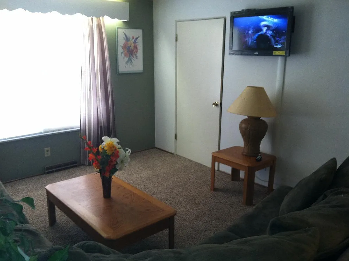 213 Anderson Ln — Photo 2