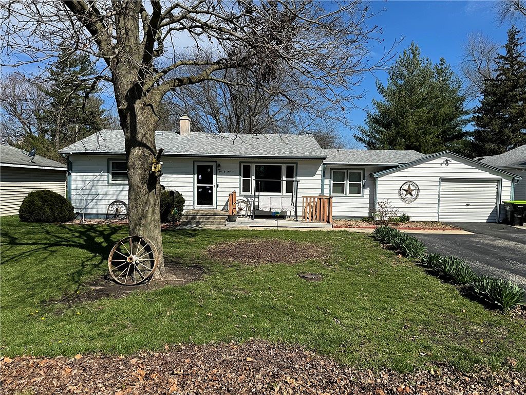109 E Maple St, Moweaqua, IL 62550 | Zillow
